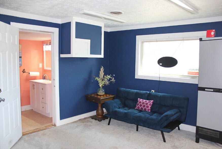 More Photos Of 3736 George Washington Memorial Hwy, Hayes General Retail For Sale