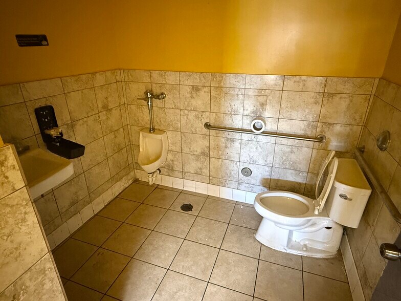 More Photos Of 445 E Anaheim St, Wilmington Unknown For Lease