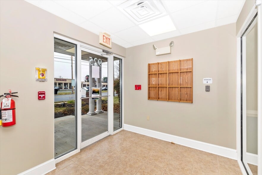 More Photos Of 925 N East St, Frederick Bank For Lease