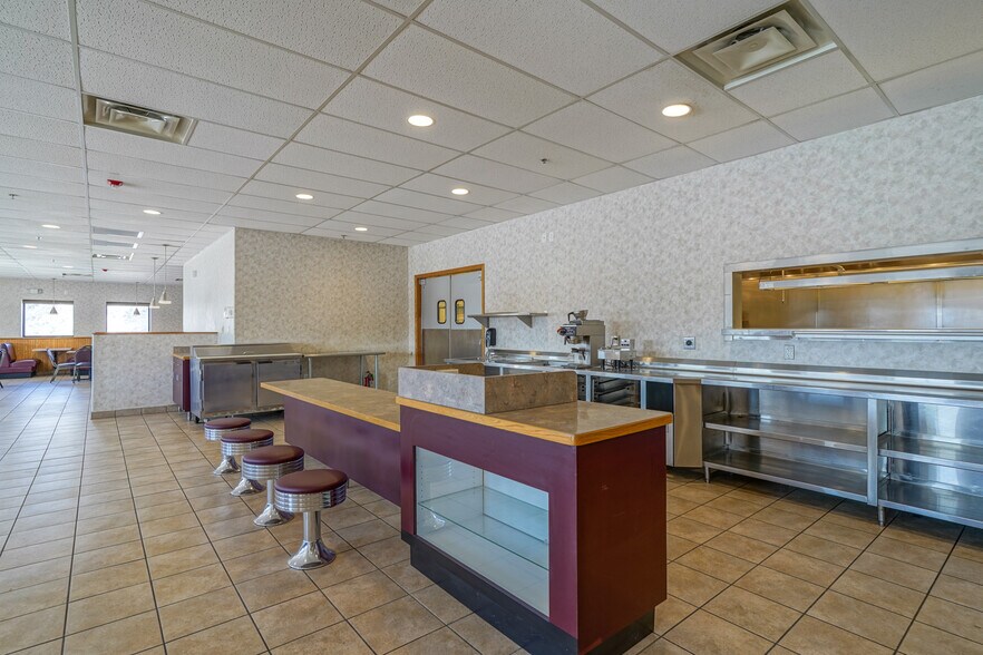 More Photos Of 3450 Gateway Dr, Grand Forks Restaurant For Lease