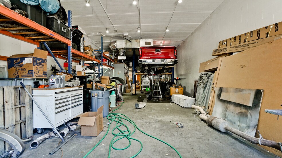 More Photos Of 3015 62nd Ave E, Bradenton Showroom For Sale