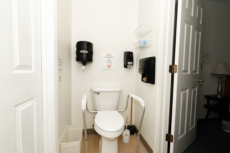 More Photos Of 8 Jennifer Dr, Merrimack Flex For Sale