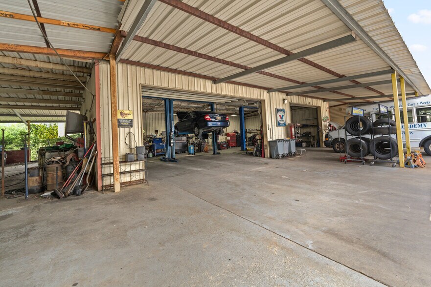 More Photos Of 9903 Honeywell St, Houston Warehouse For Sale