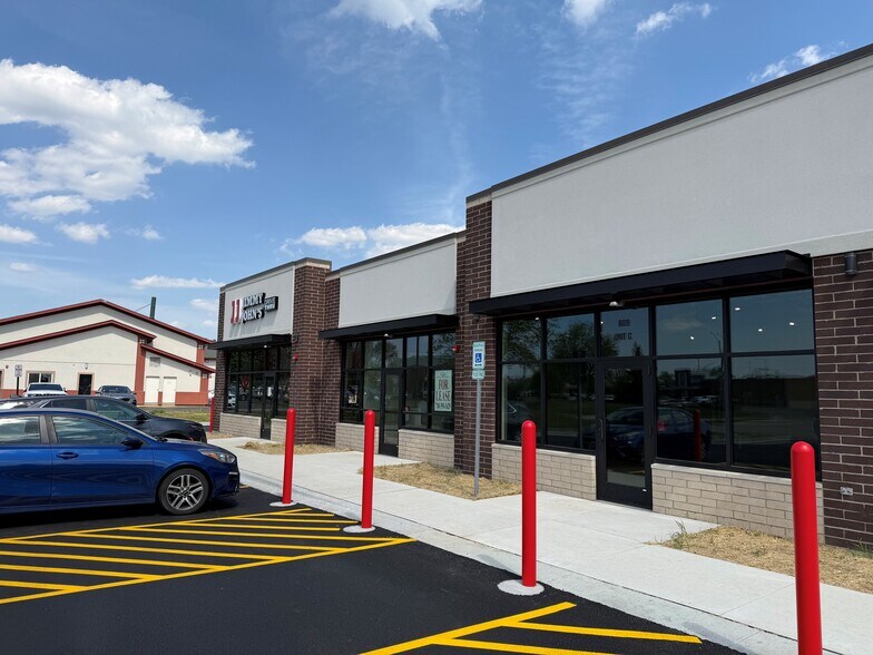More Photos Of 609 Crystal Point Rd, Crystal Lk, Crystal Lake Storefront For Lease