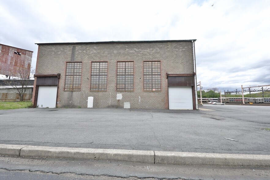 More Photos Of 126 E Dickerson St, Dover Warehouse For Sale