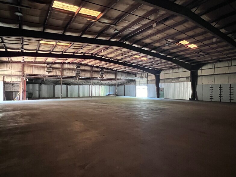 More Photos Of 104 Bombay Dr, Columbia Warehouse For Lease