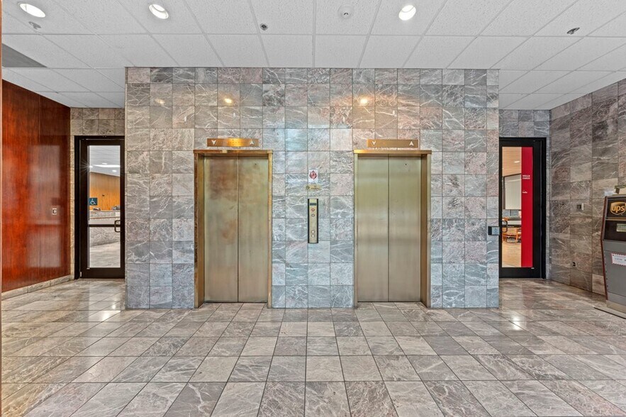 More Photos Of 222 S Sidney Baker St, Kerrville Office For Sale