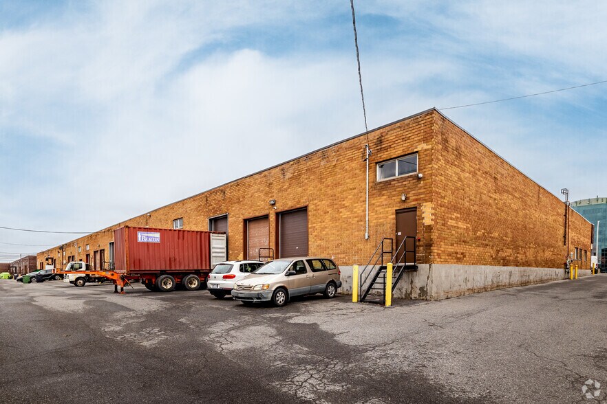 More Photos Of 1248-1360 Rue Beaulac, Saint-Laurent Light Distribution For Lease