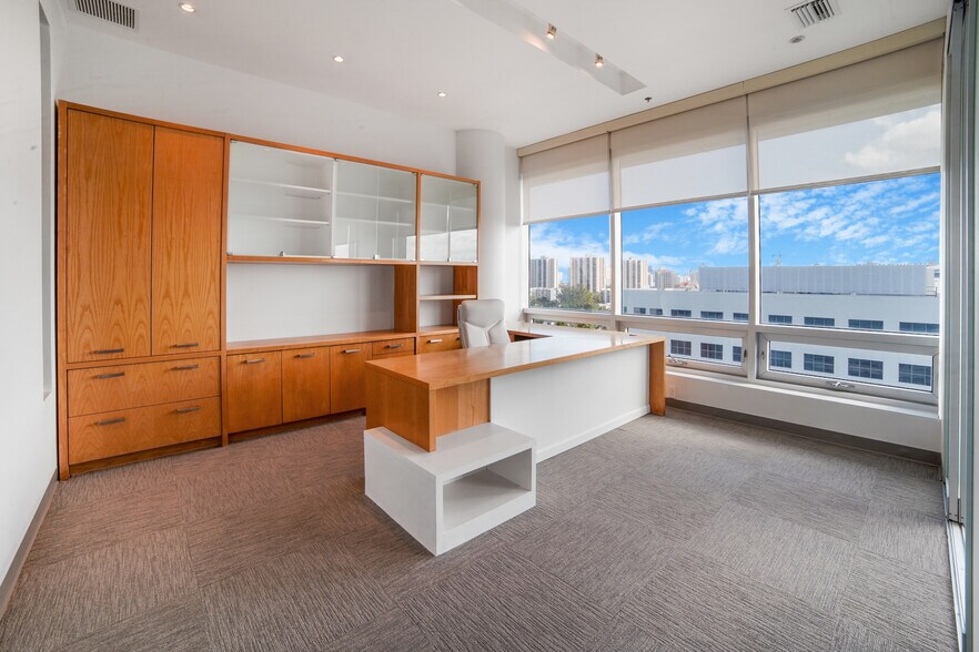 More Photos Of 20900 NE 30th Ave, Aventura Office Residential For Lease