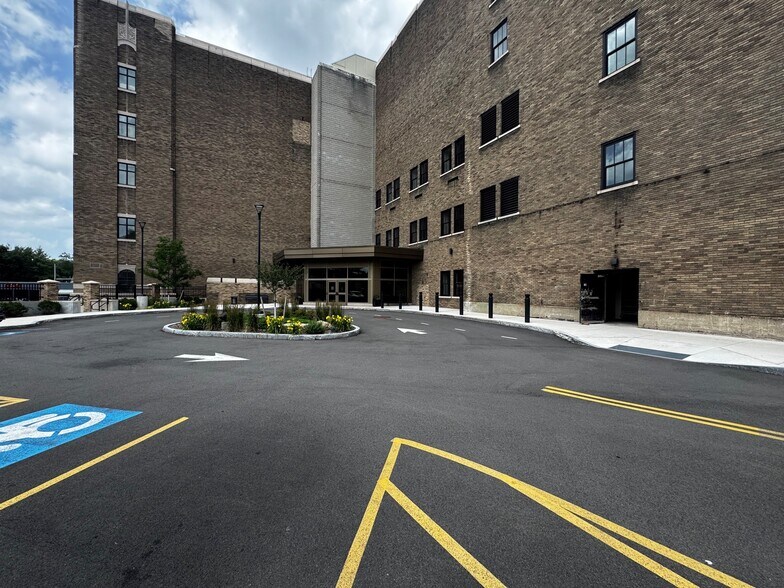 More Photos Of 875 E Main St, Rochester Flex For Lease