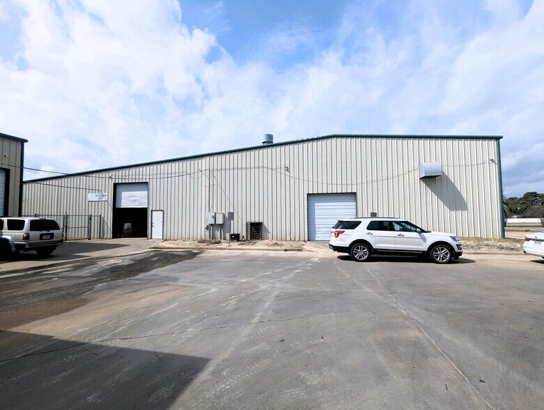 More Photos Of 5320 W Parkway St, Groves Industrial For Sale