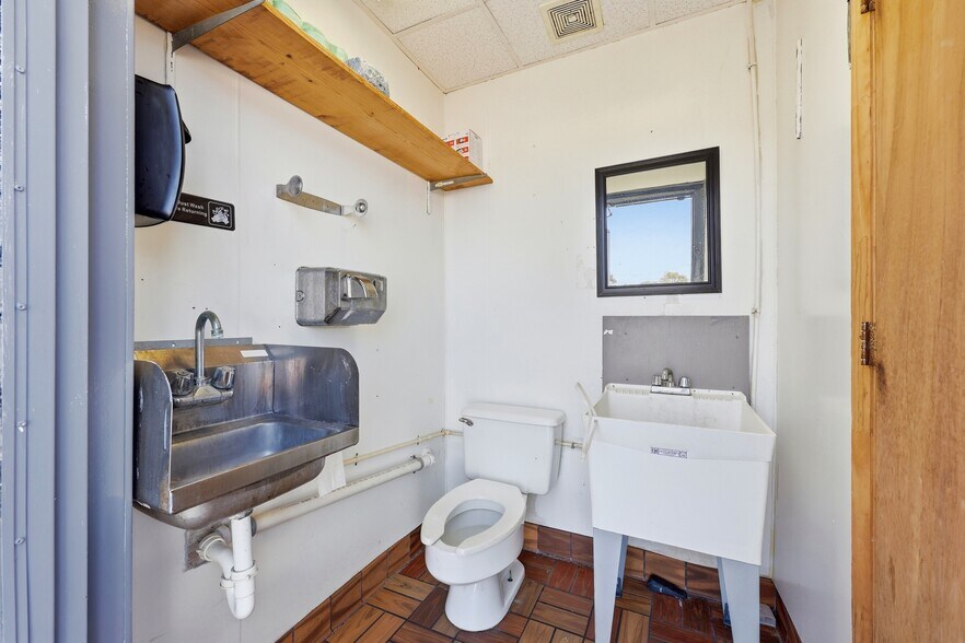 More Photos Of 2350 N Ponce De Leon Blvd, Saint Augustine Service Station For Sale