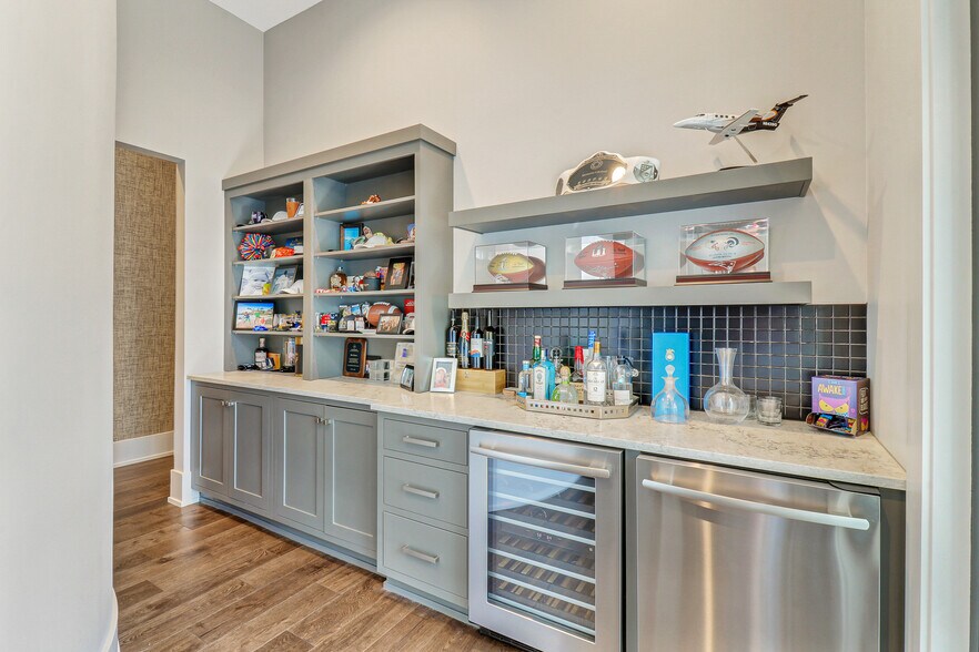 More Photos Of 10 Park Ln, Hilton Head Island Office For Sale