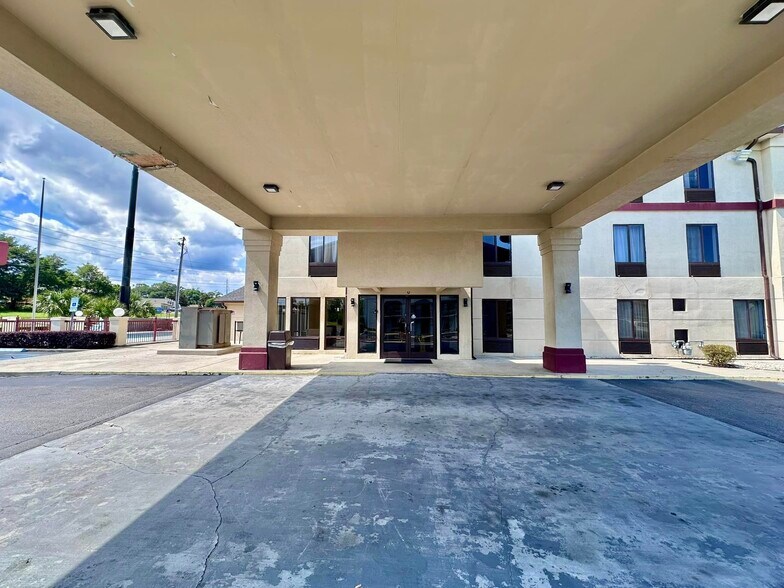 More Photos Of 5635 Tillmans Corner Pky, Theodore Hotel For Sale