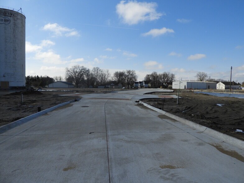 More Photos Of 101 Lincoln St NE, Bondurant Industrial For Lease