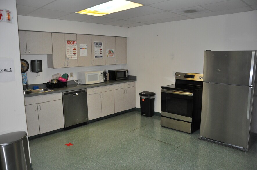 More Photos Of 2 Townline Cir, Rochester Showroom For Lease