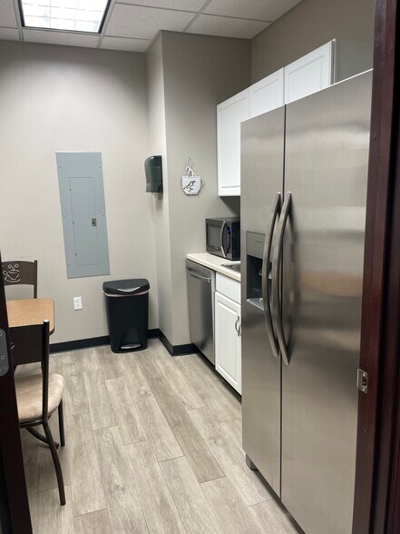 More Photos Of 21620-21628 Midland Dr, Shawnee Office For Sale