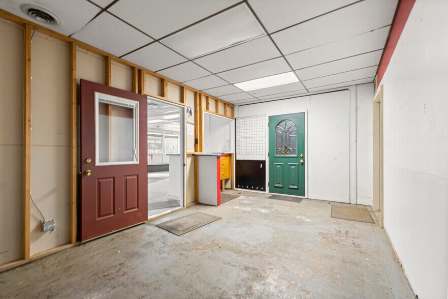 More Photos Of 26905 Plymouth Rd, Redford Township Freestanding For Lease