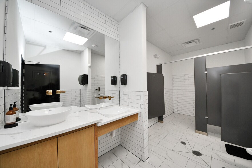 More Photos Of 30625 Kingsland Blvd, Brookshire Storefront For Sale