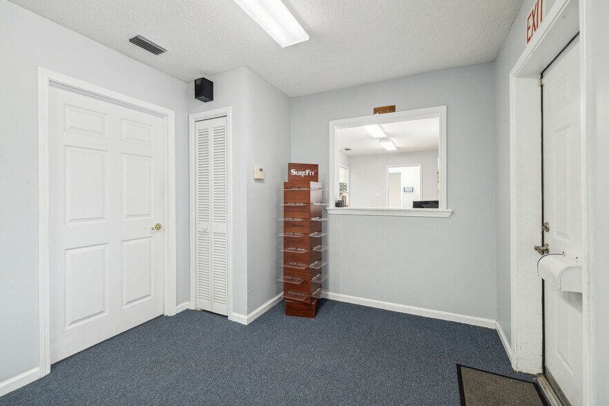 More Photos Of 2762 Dunn Ave, Jacksonville Office For Sale