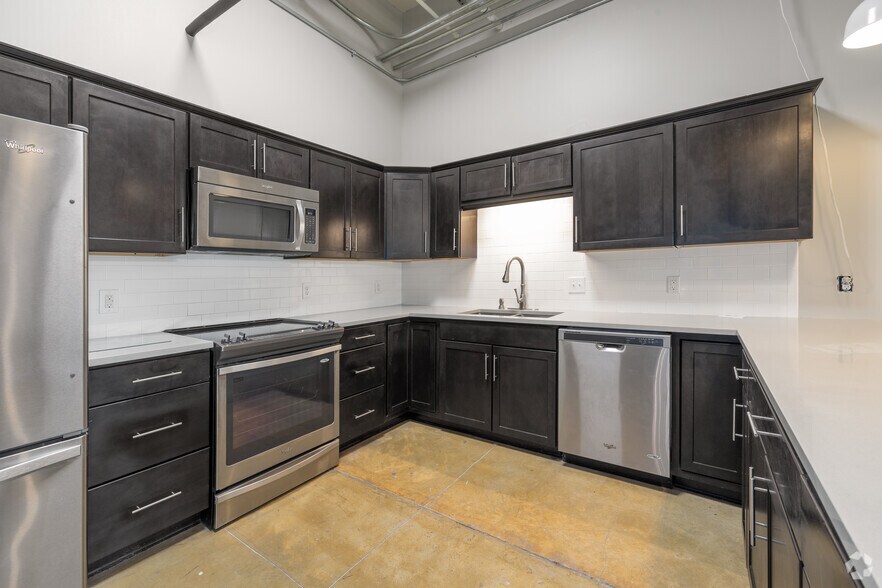 More Photos Of 3363 E Commerce St, San Antonio Warehouse For Sale