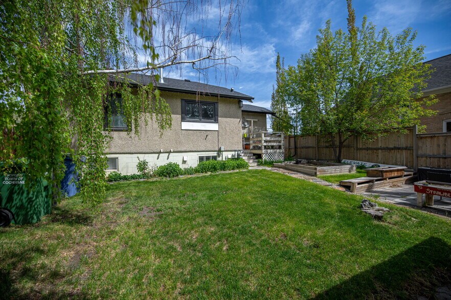 More Photos Of 313 Ross Av, Cochrane Medical For Sale