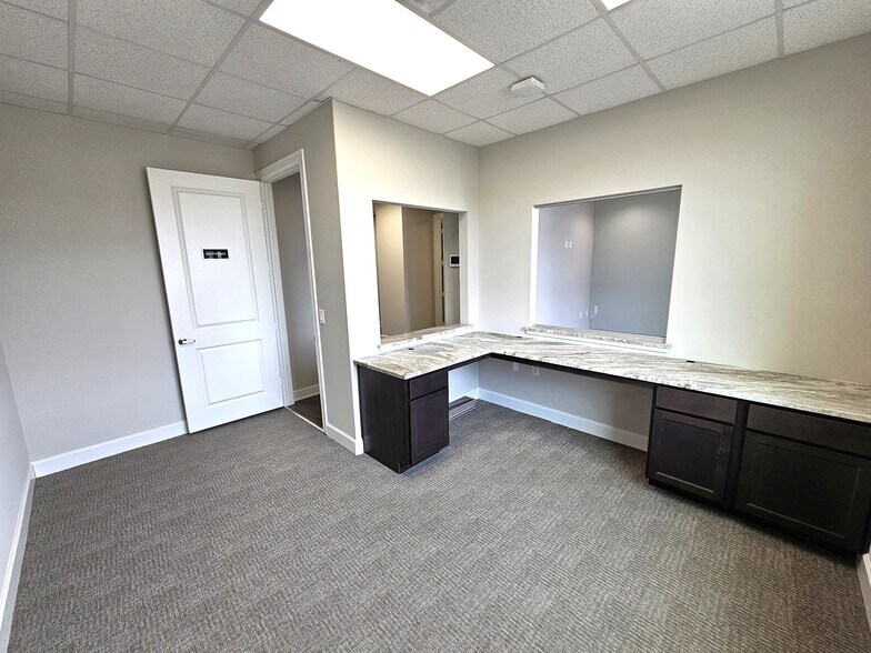 More Photos Of 3129 Kingsley Dr, Pearland Office For Lease