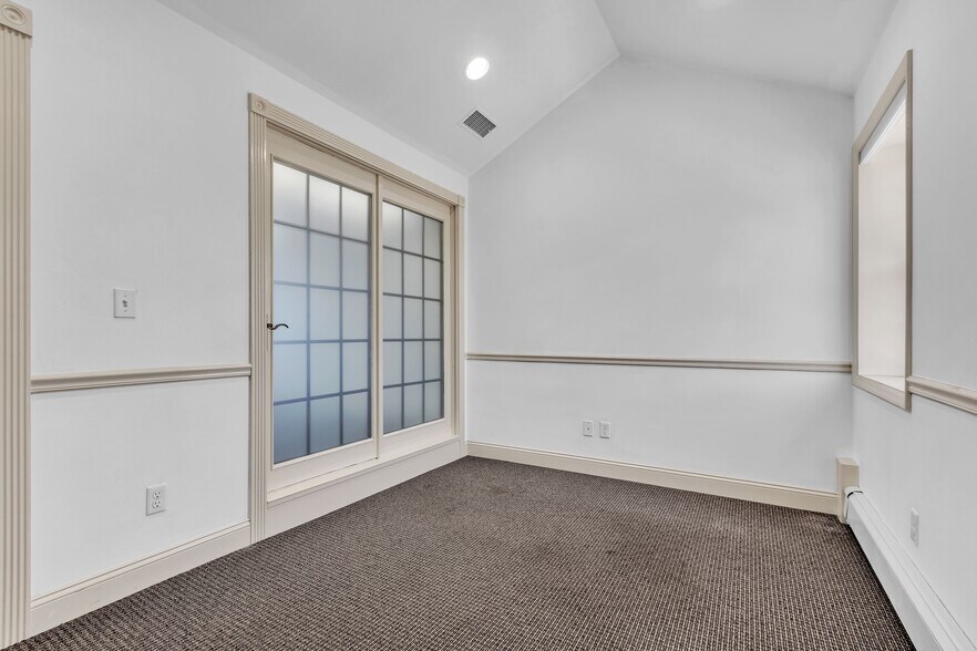 More Photos Of 570 Yonkers Ave, Yonkers Office For Lease