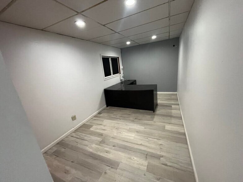 More Photos Of 6912 Calhoun Rd, Houston Warehouse For Lease