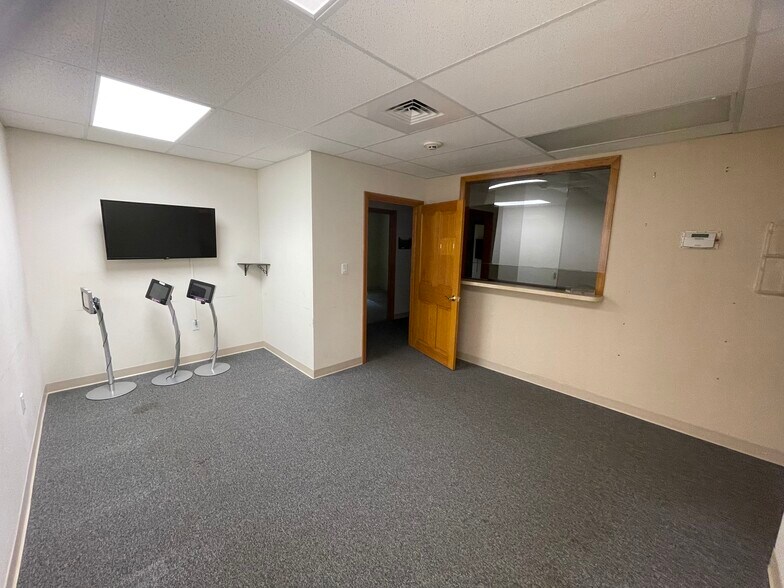 More Photos Of 52-56 Stiles Rd, Salem Medical For Lease