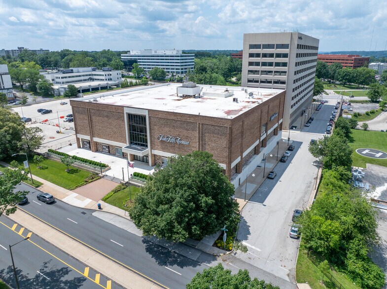 More Photos Of 2 Bala Plz, Bala Cynwyd Department Store For Lease