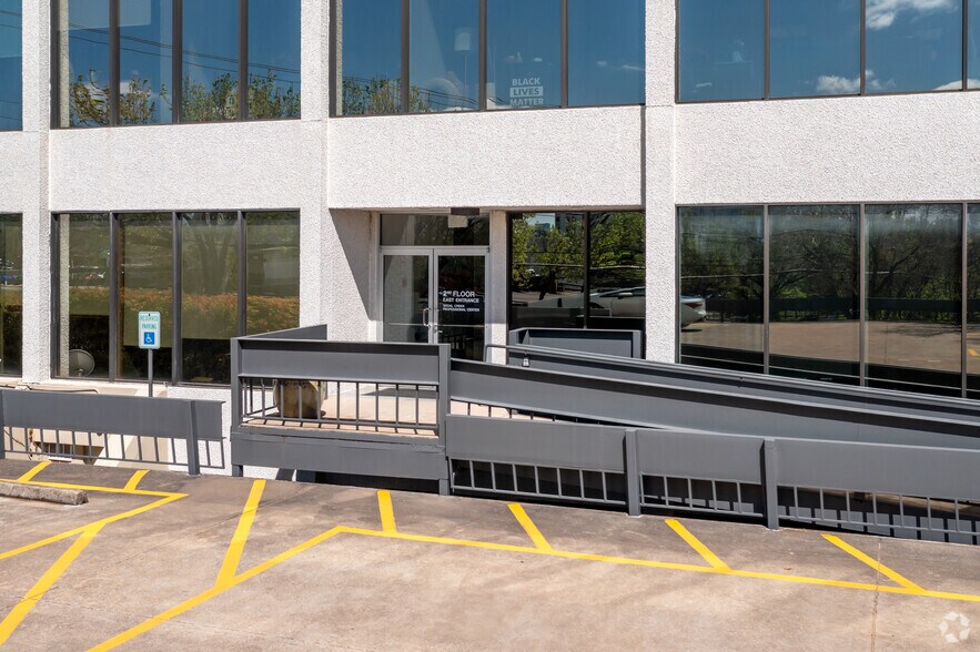 More Photos Of 1500 W 38th St, Austin Medical For Lease