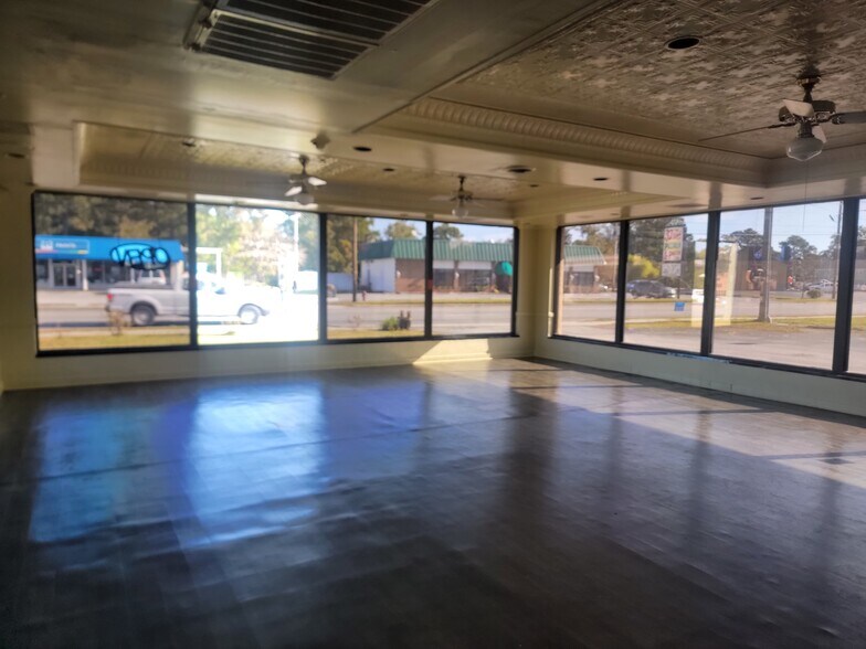 More Photos Of 2405 Neuse Blvd, New Bern Showroom For Sale