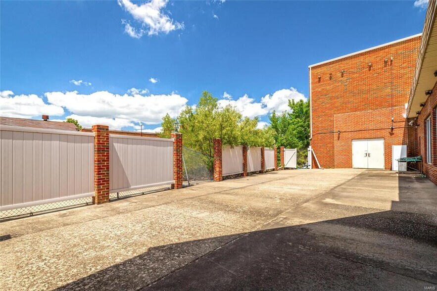 More Photos Of 512 Old Route 66, Saint Robert Showroom For Sale