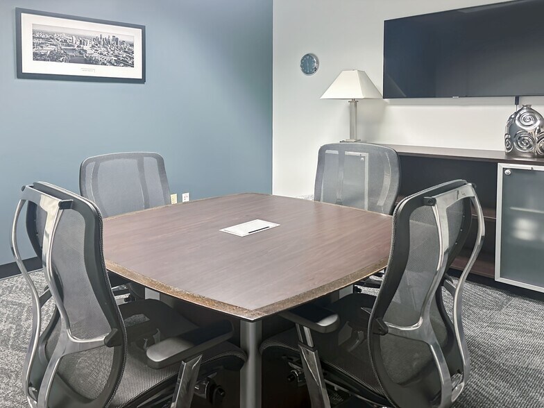 More Photos Of 8888 Keystone Crossing, Indianapolis Coworking Space