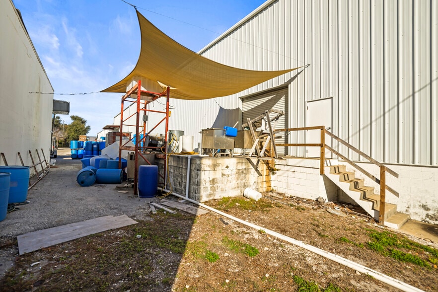 More Photos Of 1555 Sunshine Dr, Clearwater Warehouse For Sale