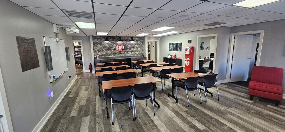 More Photos Of 400-460 Fame Rd, Dayton Light Distribution For Lease