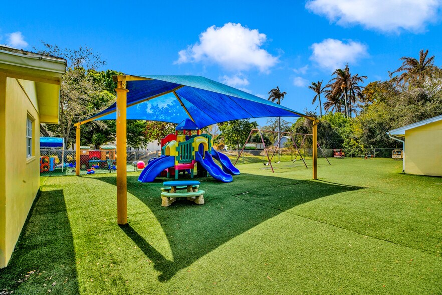 More Photos Of 1285 6th Ave, Vero Beach General Retail For Sale