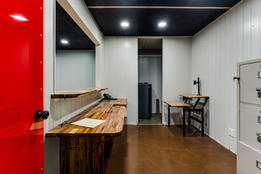 More Photos Of 810 S 2nd St, Harrisburg Warehouse For Lease