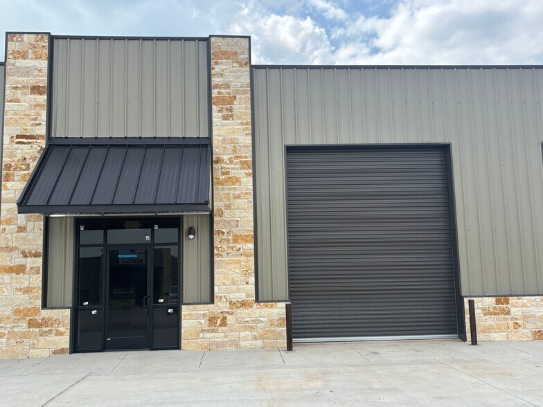 More Photos Of 1905 Longmire Rd, Conroe Unknown For Lease