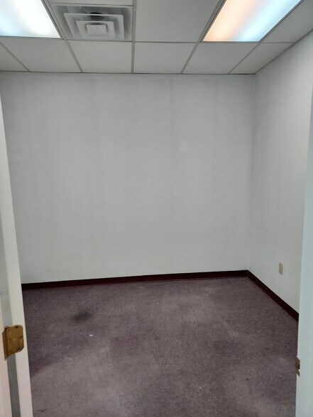 More Photos Of 120 Holiday Ct, Franklin Medical For Lease