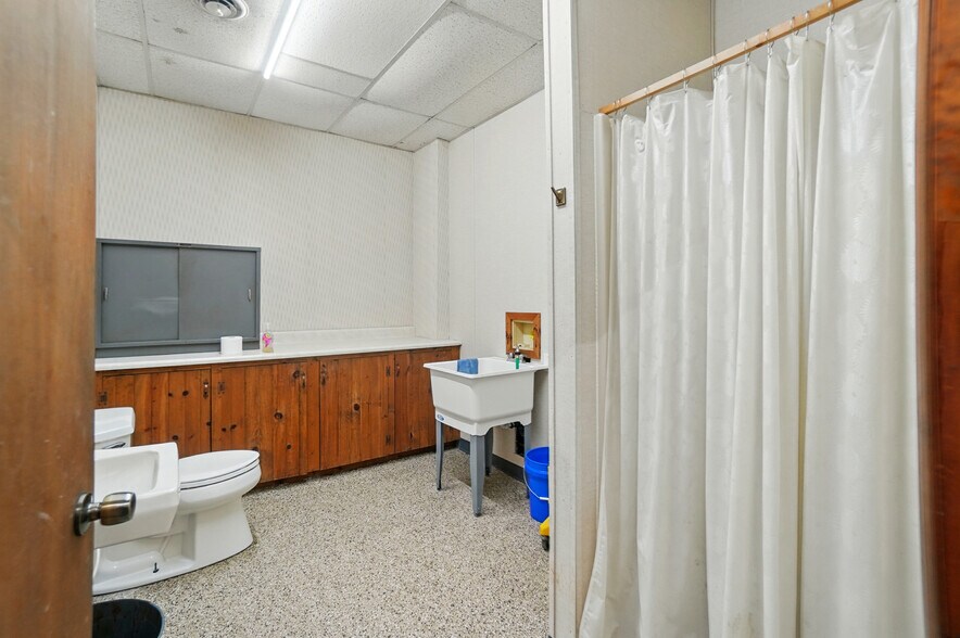 More Photos Of 1007 N Center St, Lima Light Distribution For Sale