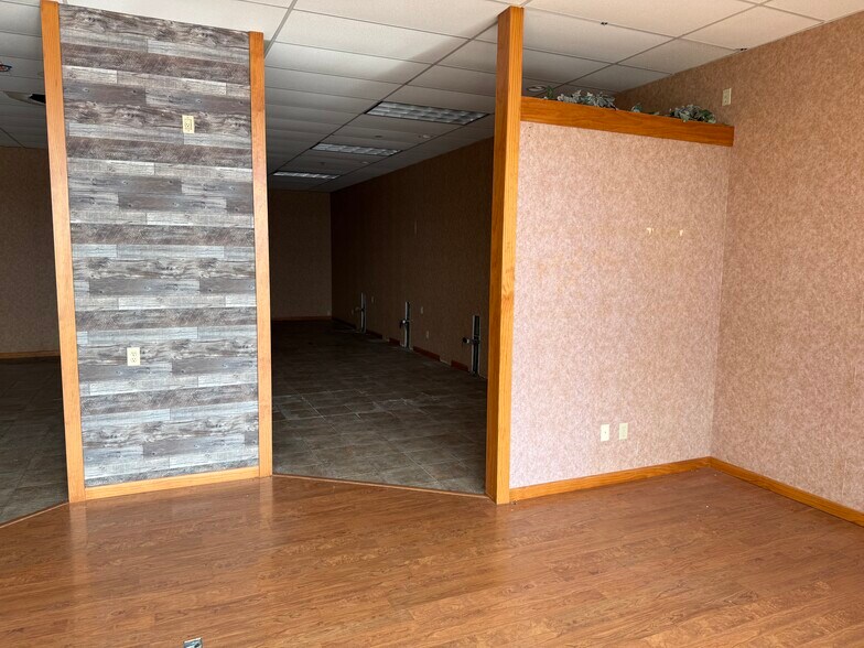 More Photos Of 300-320 Wolf River Plz, New London Freestanding For Lease