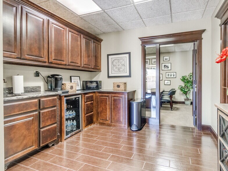 More Photos Of 2425 Wilcox Dr, Norman Office For Sale