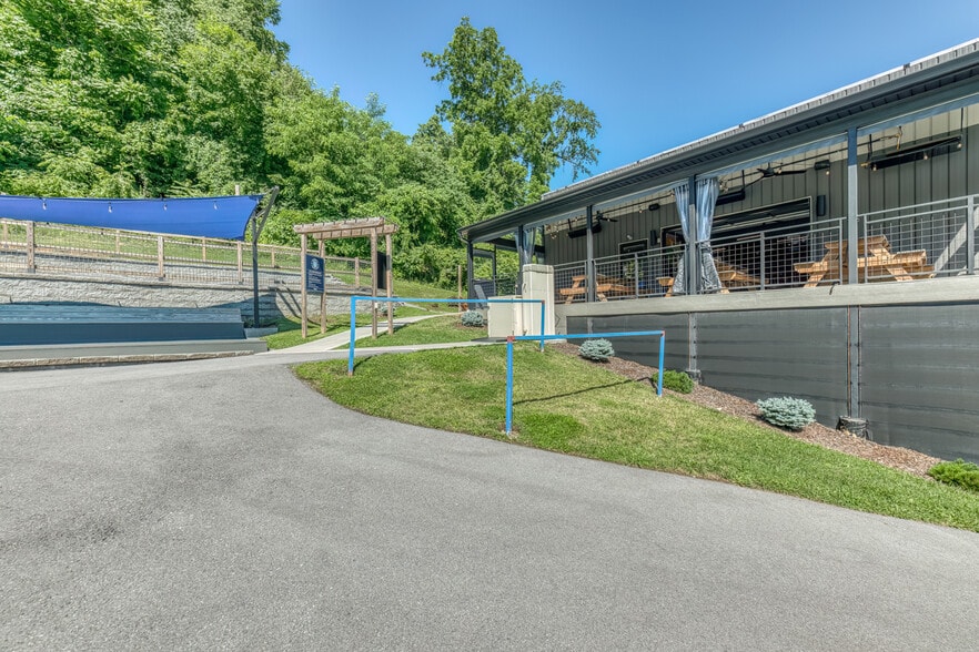 More Photos Of 640 E Maple St, Johnson City Bar For Sale