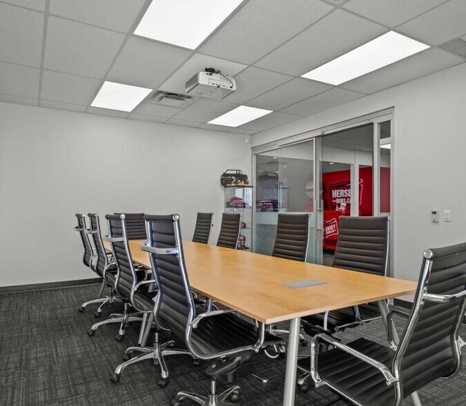 More Photos Of 1099 Guelph St, Kitchener Warehouse For Lease