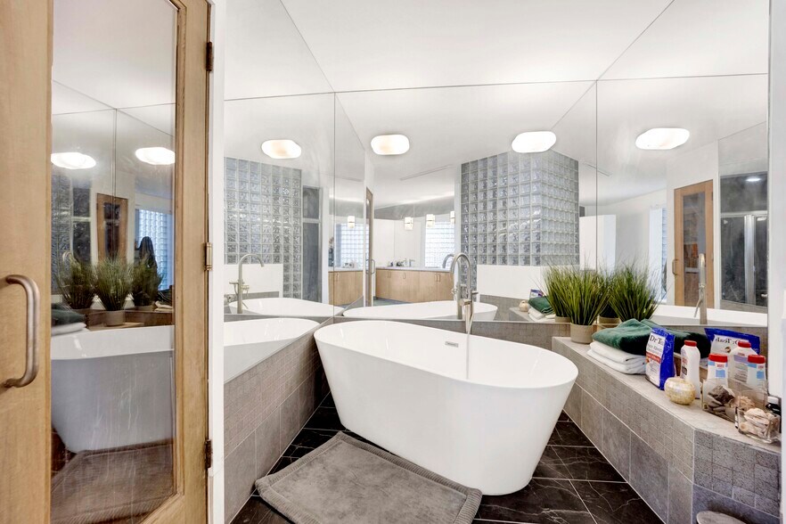 More Photos Of 711 N Milwaukee Ave, Chicago Storefront Retail Office For Sale