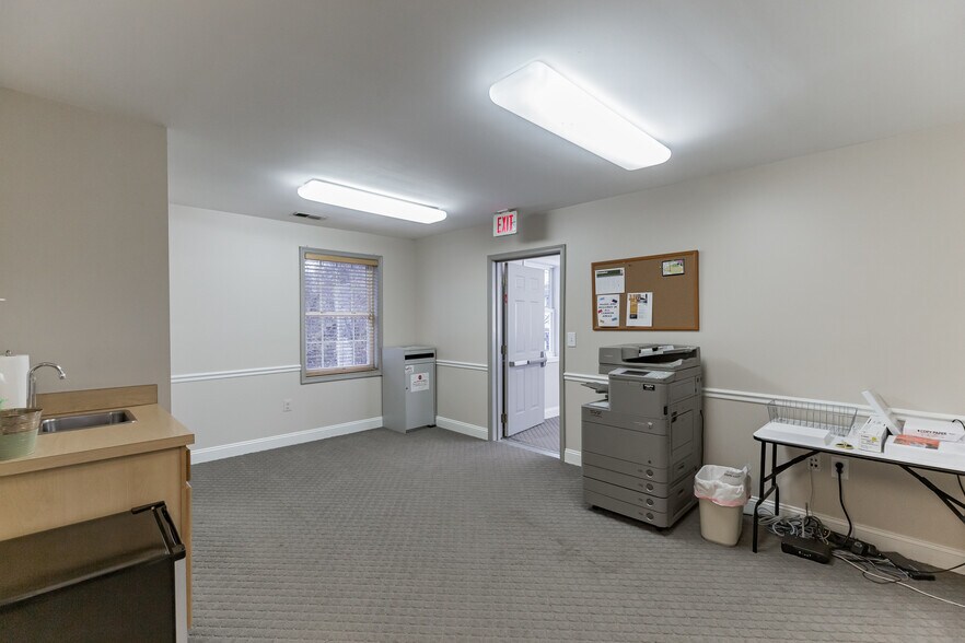 More Photos Of 10425 Southern Maryland Blvd, Dunkirk Medical For Lease
