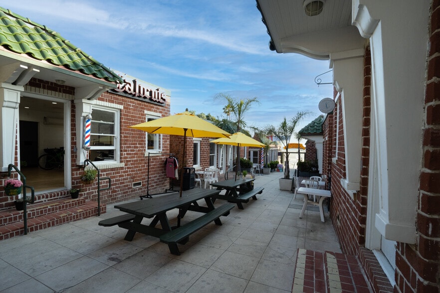 More Photos Of 517 Ocean Front Walk, Venice Storefront Retail Office For Lease