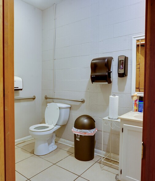 More Photos Of 411 National Hwy, Thomasville Hotel For Sale